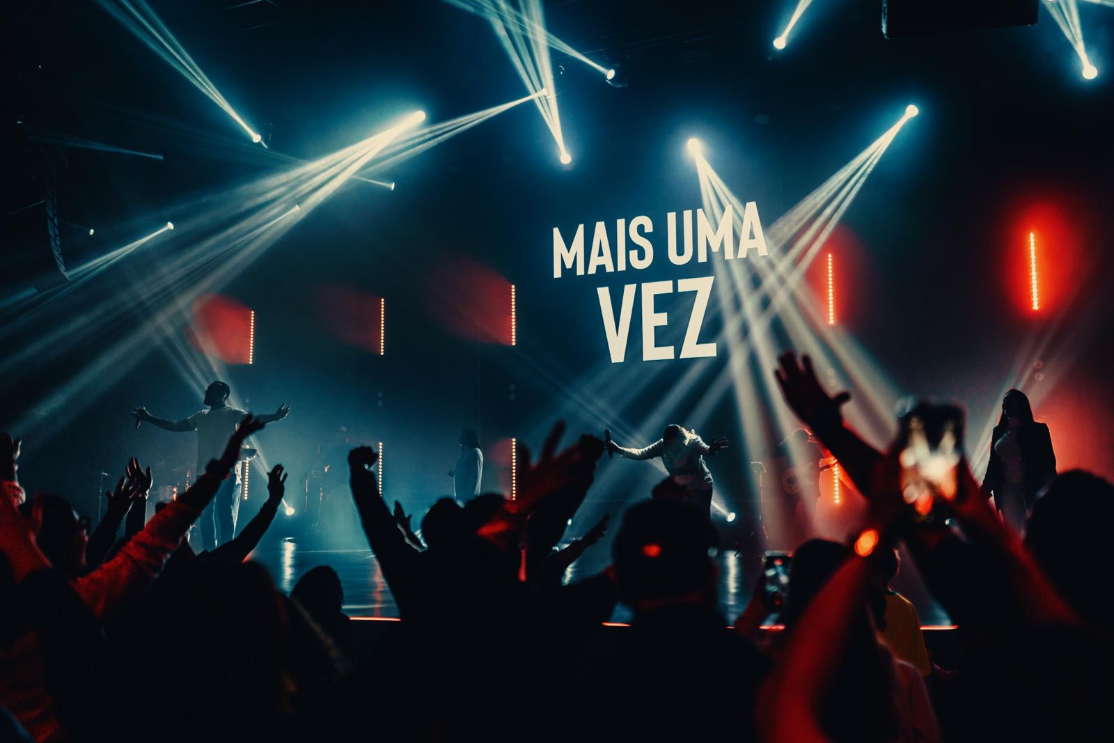 Show de louvor com letreiro Mais Uma Vez